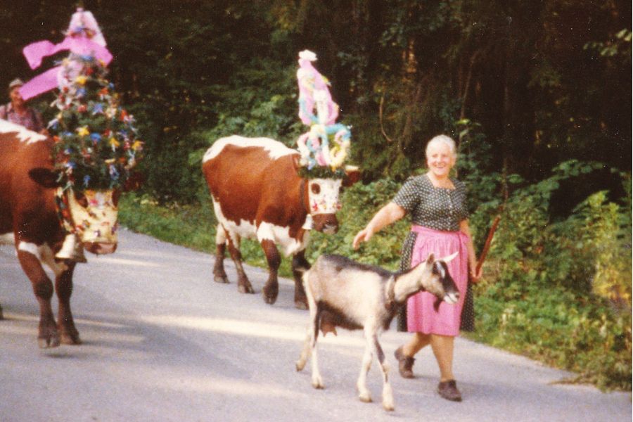 Franziska Wimmer, Eggerbäuerin Abschied von der Hochalm auf dem Heimweg ins Tal 1982.
