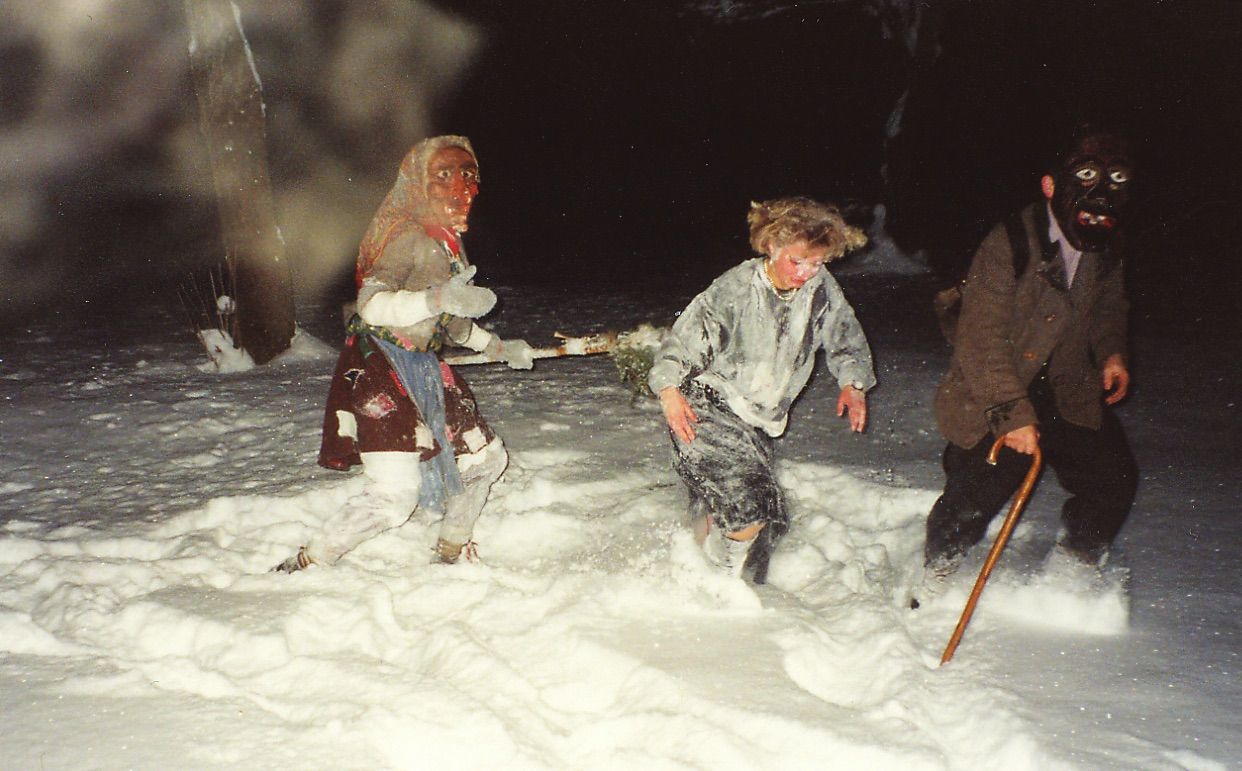 Hex und Bettelmandl treiben Schabernack mit Hausbewohnern beim Grabner 1997